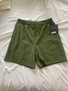 Beyond Yoga Men’s Olive Athletic Pull-On Shorts